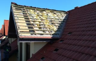 dach zniszczonej przez bytowanie kuny